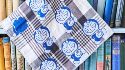 『ドラえもん』ハンカチシリーズに秋冬の新作が登場！ 心躍るチェック柄＆アップリケ刺繍デザインで、毎日をもっと楽しく☆