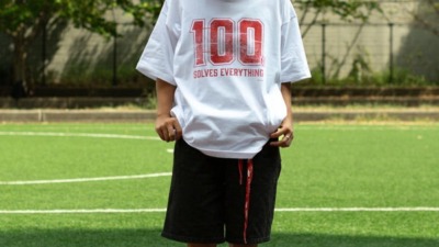 映画「ひゃくえむ。× FCW」劇場公開記念Tシャツが9月19日に一部の劇場で発売！